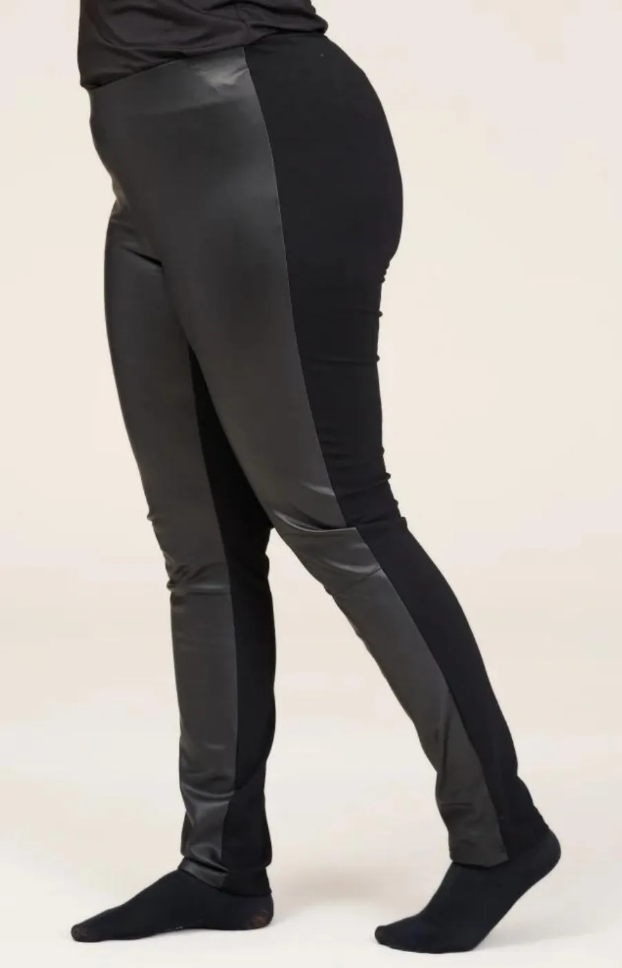 Studio Sara Leggings in Black